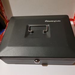  Metal Safe Cash Box. New With Key