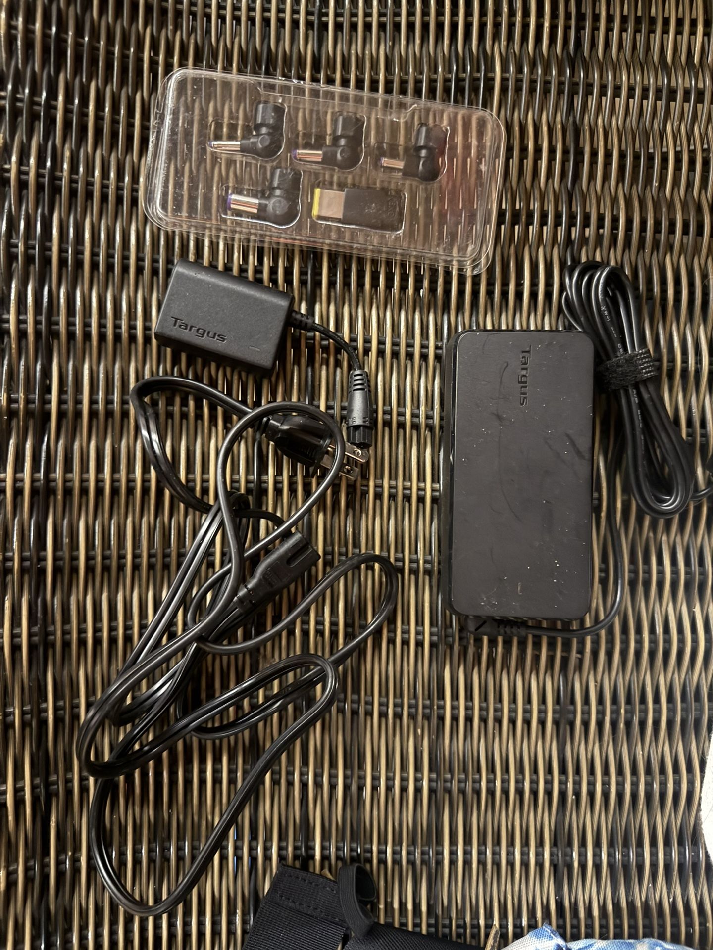 Targus 90W AC Semi-Slim Universal Laptop Charger