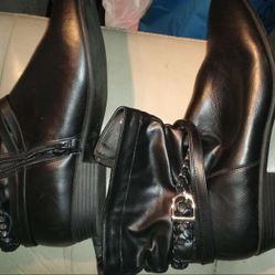 Women's 11WW Black Ankle Boots