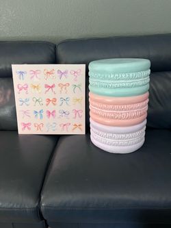 Macaroon cookie stool and Bows picture