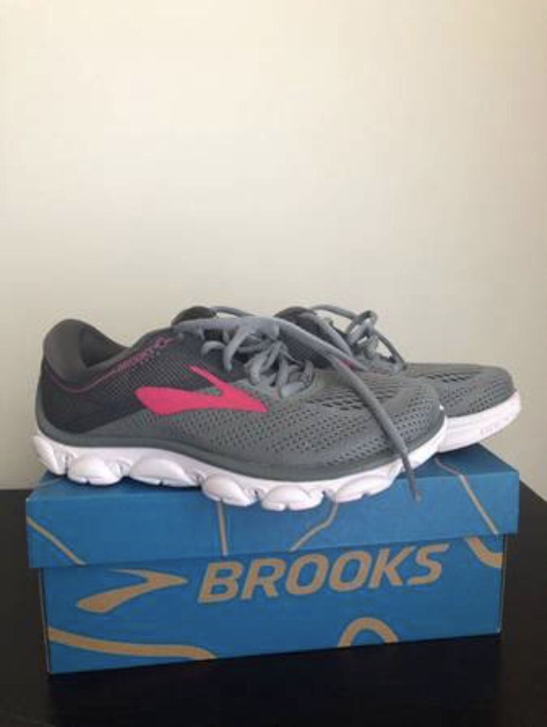 BROOKS Running Shoes BRAND NEW - Women’s Size 6