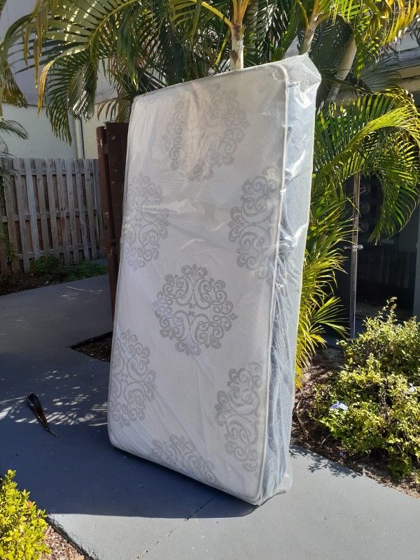 NEW TWIN-SIZE MATTRESS AND BOX SPRING - 2PC