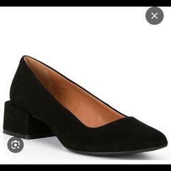 Chelsea& Violet Mazzy Suede  Low Heel Pumps . Like New! Size 6.5. 