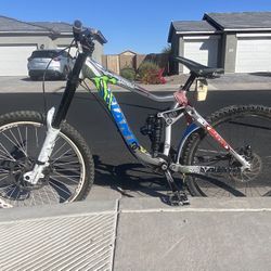 2010 Giant Glory 0 DH MTB 