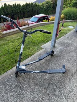 Swing/wiggle scooter