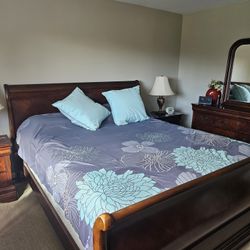 Mahogany King Size Sleigh Bedroom Set Like New Only 400$ 