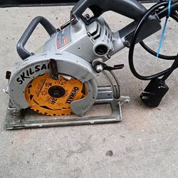 Skilleaw SHD77  7 1/4 in 15A worm drive corded circular saw DeWalt blade on it