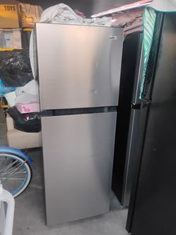 SUMMIT 5 FEET TALL FRIDGE STUDIO OR APARTMENT SIZE SOME SCRATCHES BUT NOT BAD