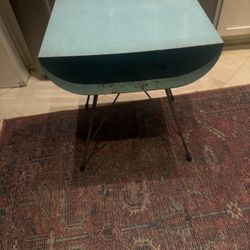 Mid-century Modern Style Side/End Table (Robin’s Egg Blue)