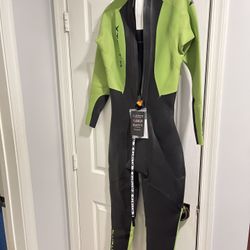 NWT- Xterra Woman’s Triathlon Performance Wetsuit Med/Lg