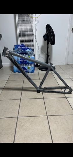 Throne grey corline frame ( read des)