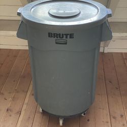 Rubbermaid Brute 44gal Gray Commercial Trash Can with Lid and Dolly