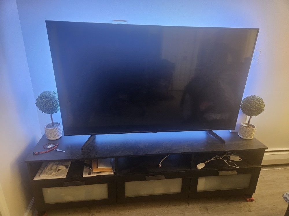 Tv 65'Samsung And Tv Stand