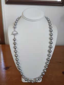 Elegant silver pearl necklace