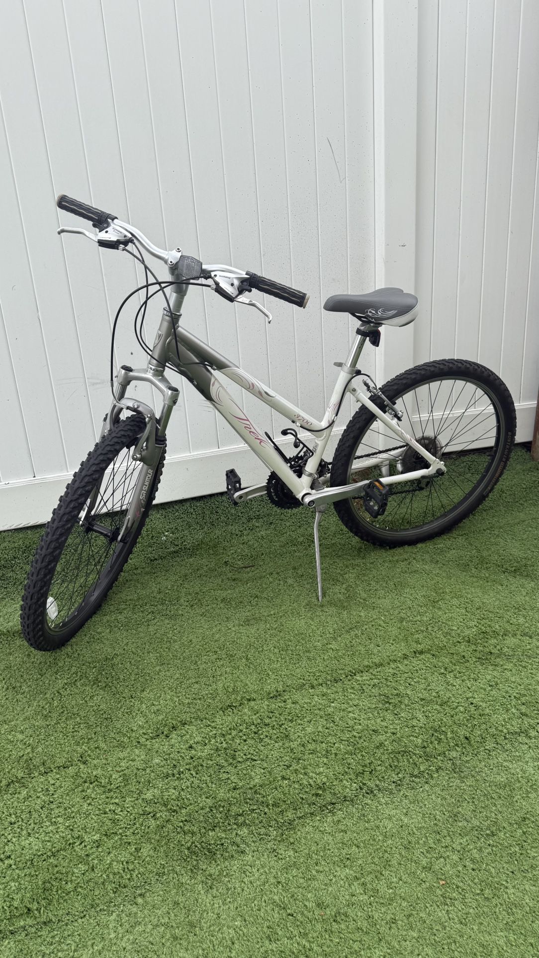 Trek Mountain Bike ( Girls )