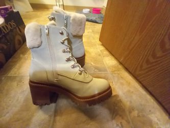 Women's White Boots Size 8's Thumbnail