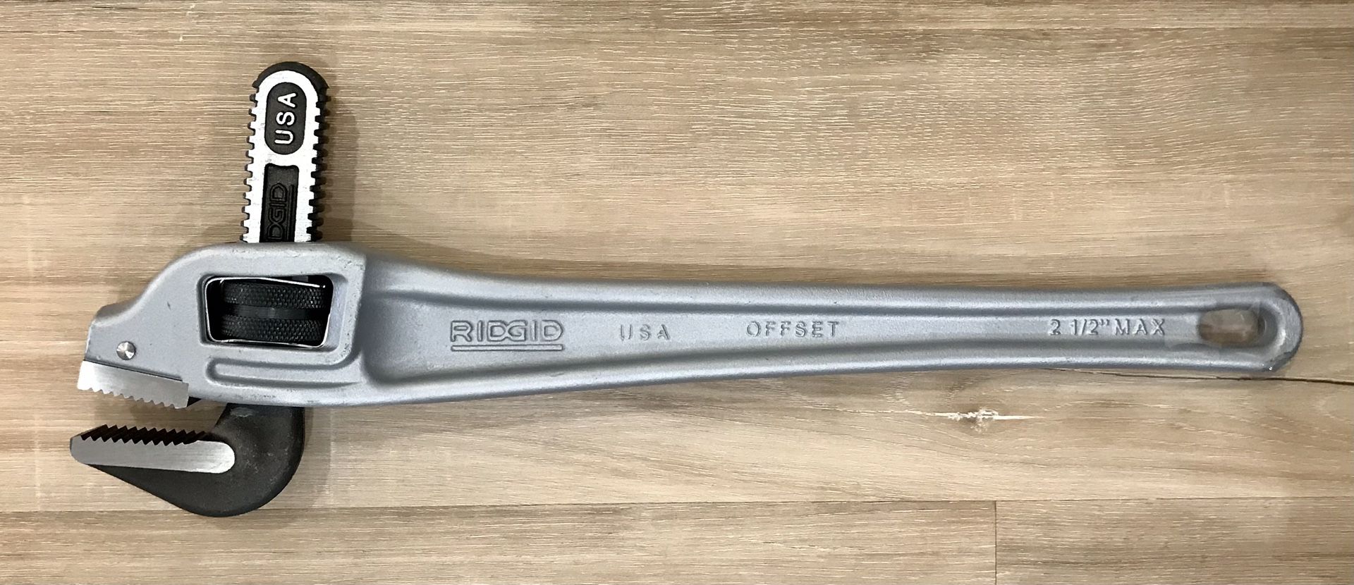 NEW! RIDGID Offset Pipe Wrench: 2 1/2 in Jaw Capacity, Serrated, 18 in Overall Lg, I-Beam
