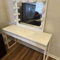 White Vanity With Bulb Light Mirror