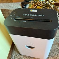 Like NEW!! ROYAL Microcut Paper Shredder 14 Sheet