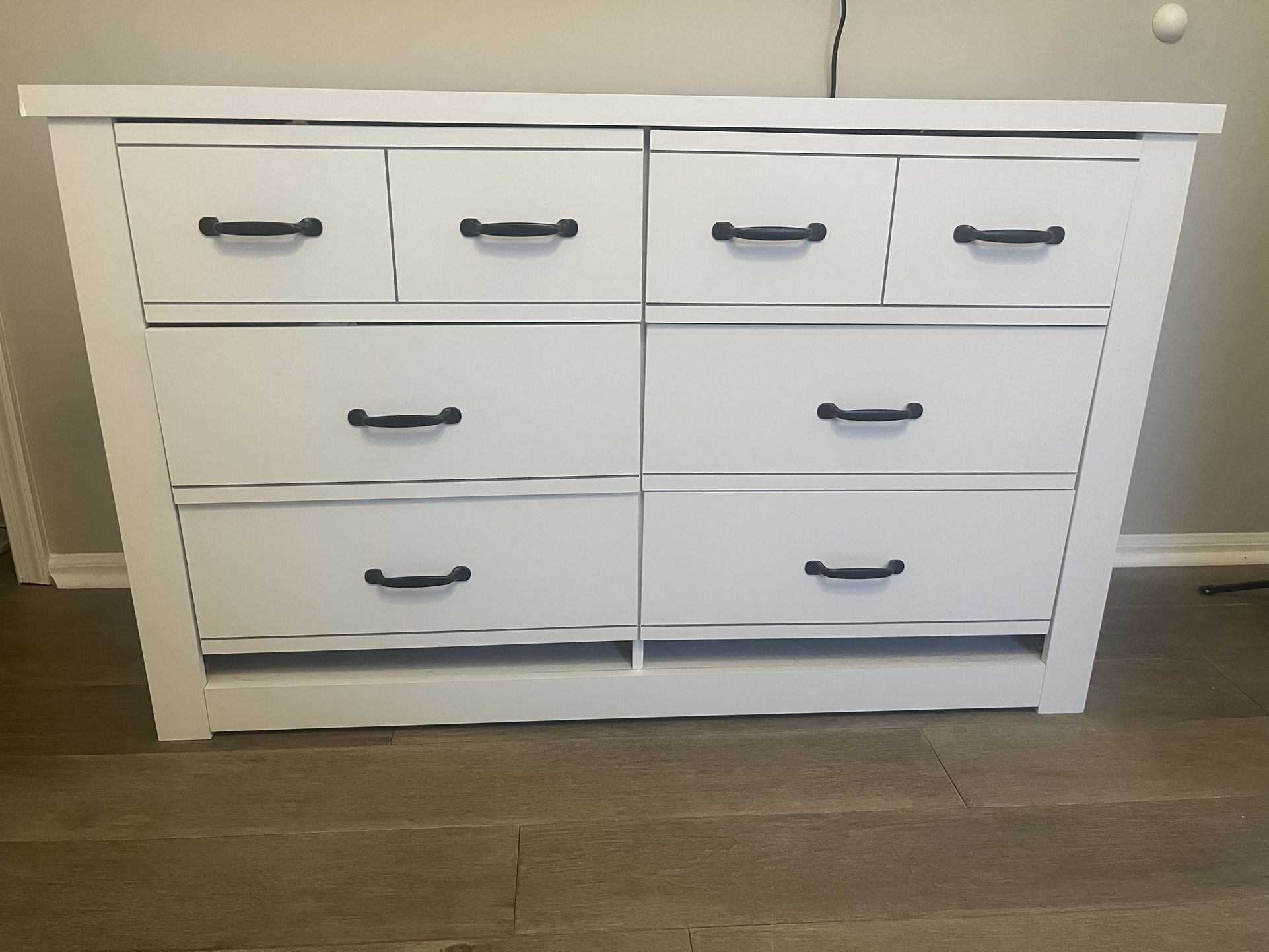 White 6-Drawer Dresser – Good Condition 