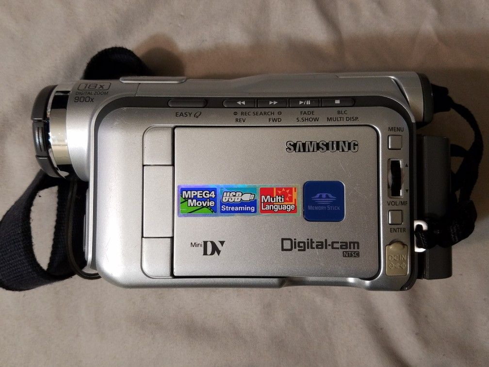Samsung MiniDV camcorder + camera bags