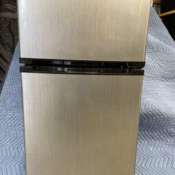 Insignia 3.0 cf Mini Refrigerator/Freezer