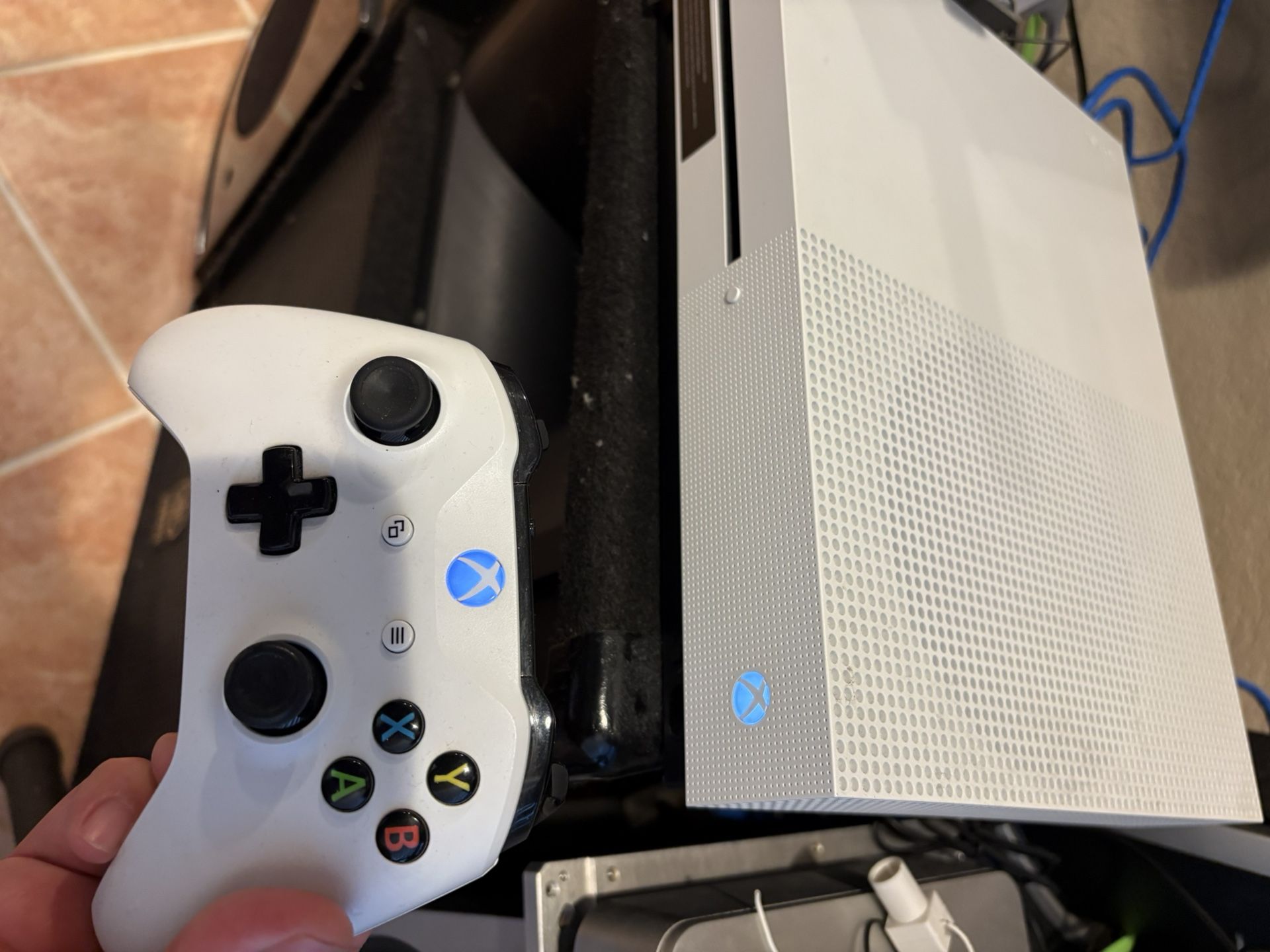 Pristine rarely used complete XBOX ONE S system with 6 games and a controller. 