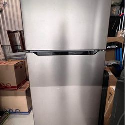 Insignia Refrigerator 