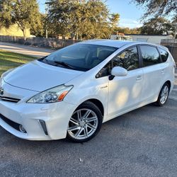 Toyota Prius v