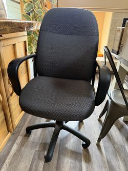 Ergonomic Fabric Swivel Desk Chair / Office Chair – Great Condition