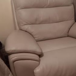 ELECTRIC RECLINER AND HEADREST  QUALITY LEATHER 