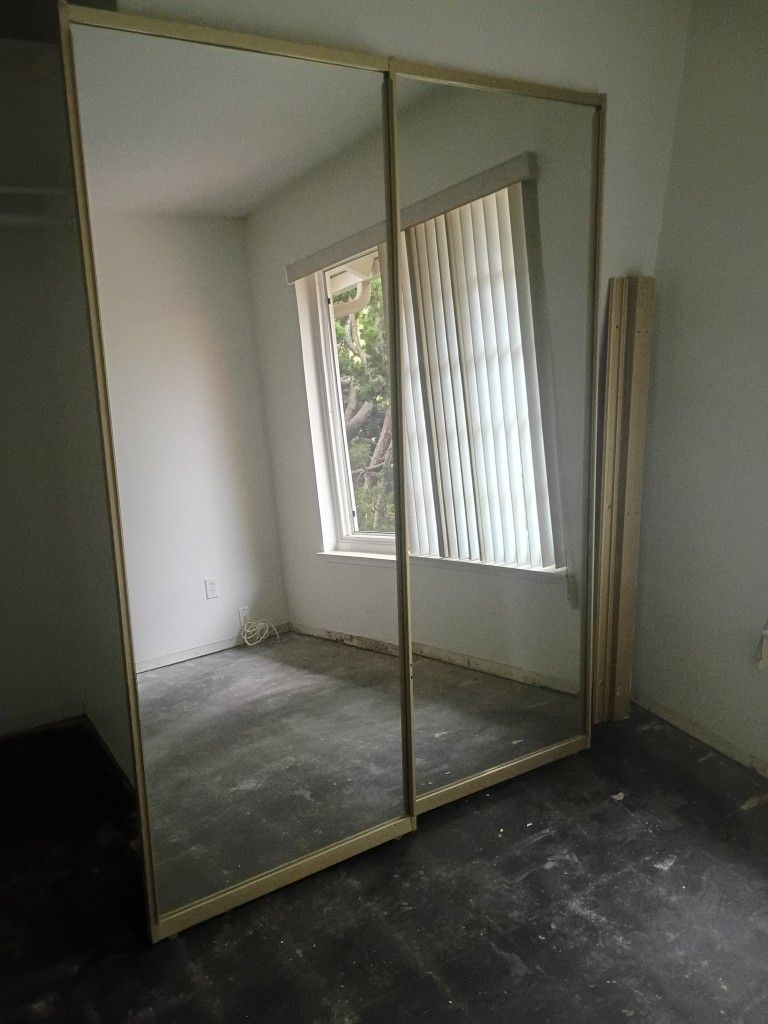 3 sets of closeth glas doors
2 sets are 4ft width by 81 1/2 height
1 set is 5ft width by 81 1/2 he