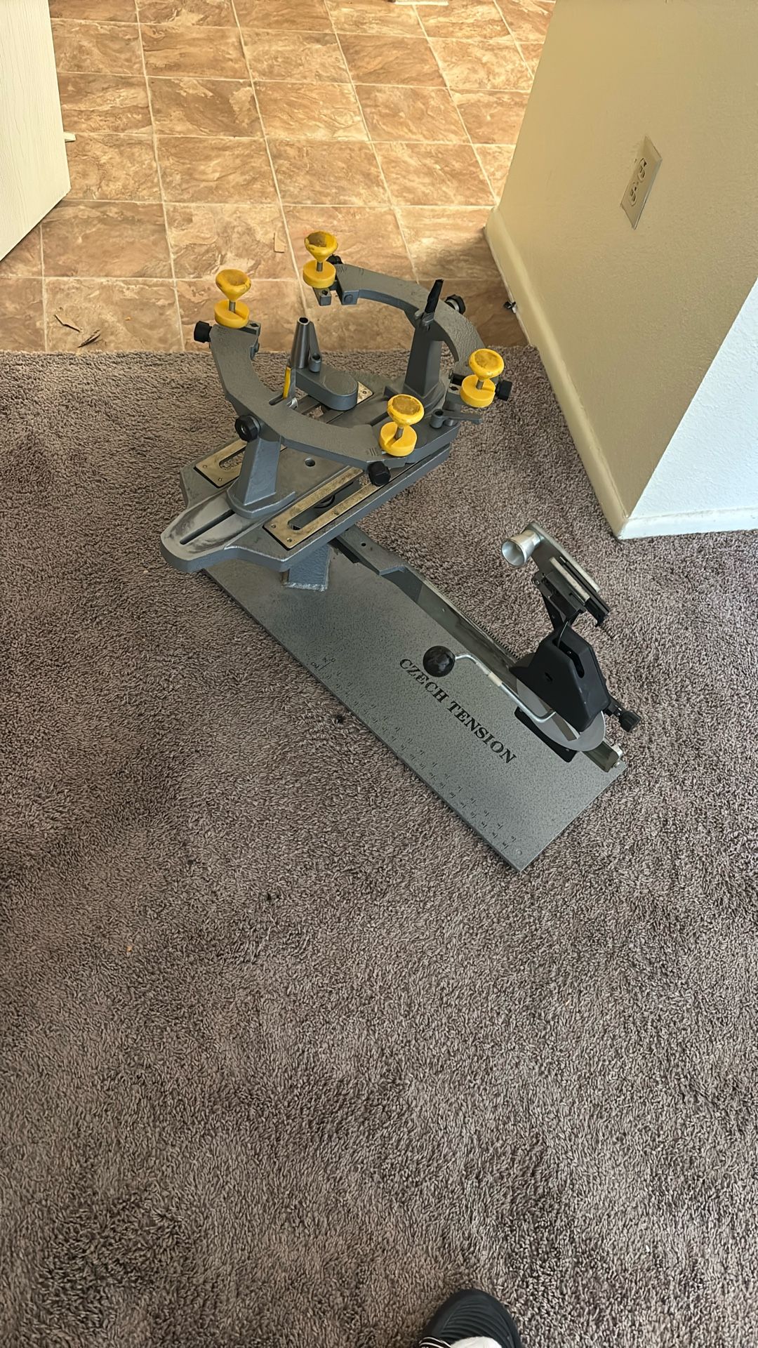 Tennis racket stringing machine
