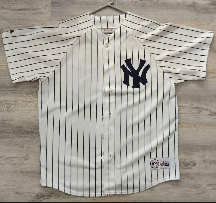 Majestic Mens Size Large Custom Baseball Yankees jersey

Perfect for the fan who's name is Sergio

$100 price is FIRM

Message if interested 