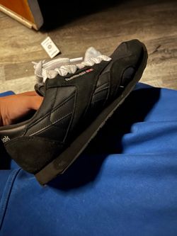 REEBOK ALL BLACK WITH WHITE LACES📲
