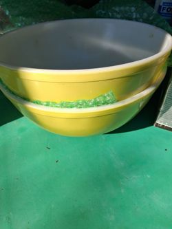 Pyrex Yellow Mixing Bowls Set of 2
