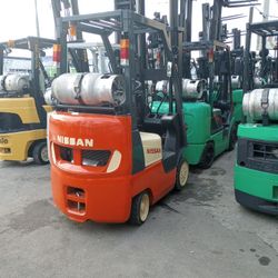 Forklift Nissan 2007 Triple Mast.