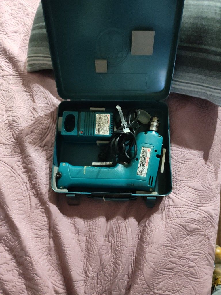 Makita Cordless Driver Drill DC 9.6v 1.5A 88.4