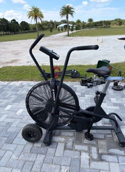 Assault Bike - Titan Fitness