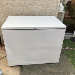 Medium Size chest  freezer With Interior Light Delivery