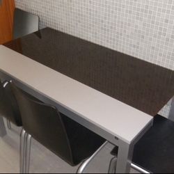 Extendable Table + 4 Chairs