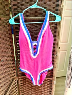 Becca women’s hot this years bathing suit size large  slimming
