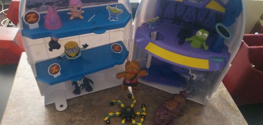 Disney Playset Of #8 Figures Spaceship