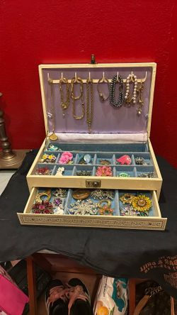 Vintage Jewelry Box random pieces of vintage jewelry