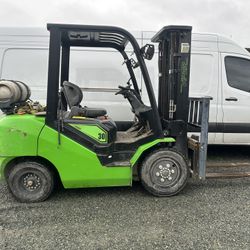 Forklift 2022 Not Even 1000 Hours $25.000 Must Sell