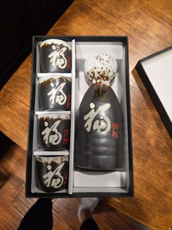 New Japanese Ceramic Sake Set with 4 Cups