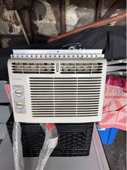 FRIGIDAIRE 5,000 BTU Window Air Conditioner