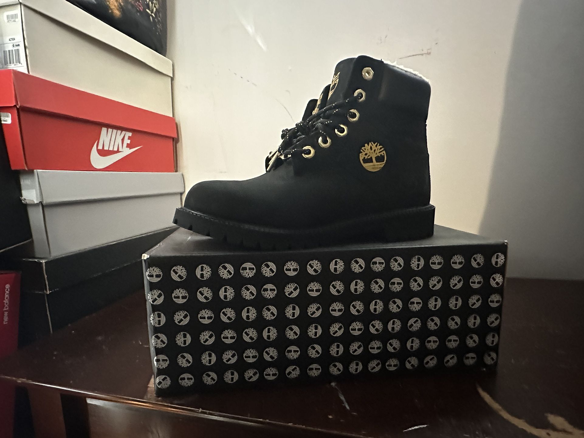 Timberland Premium 6 IN Shearling Boot (Black Nubuck)