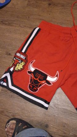 PRO STANDARD MEN'S CHICAGO BULLS RED SHORTS SIZE LARGE  PRE OWNED