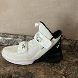 NIKE LEBRON SOLDIER 13 SHOES FOR MAN SIZE 12 WHITE AND BLACK LIKE NEW CONDITION  